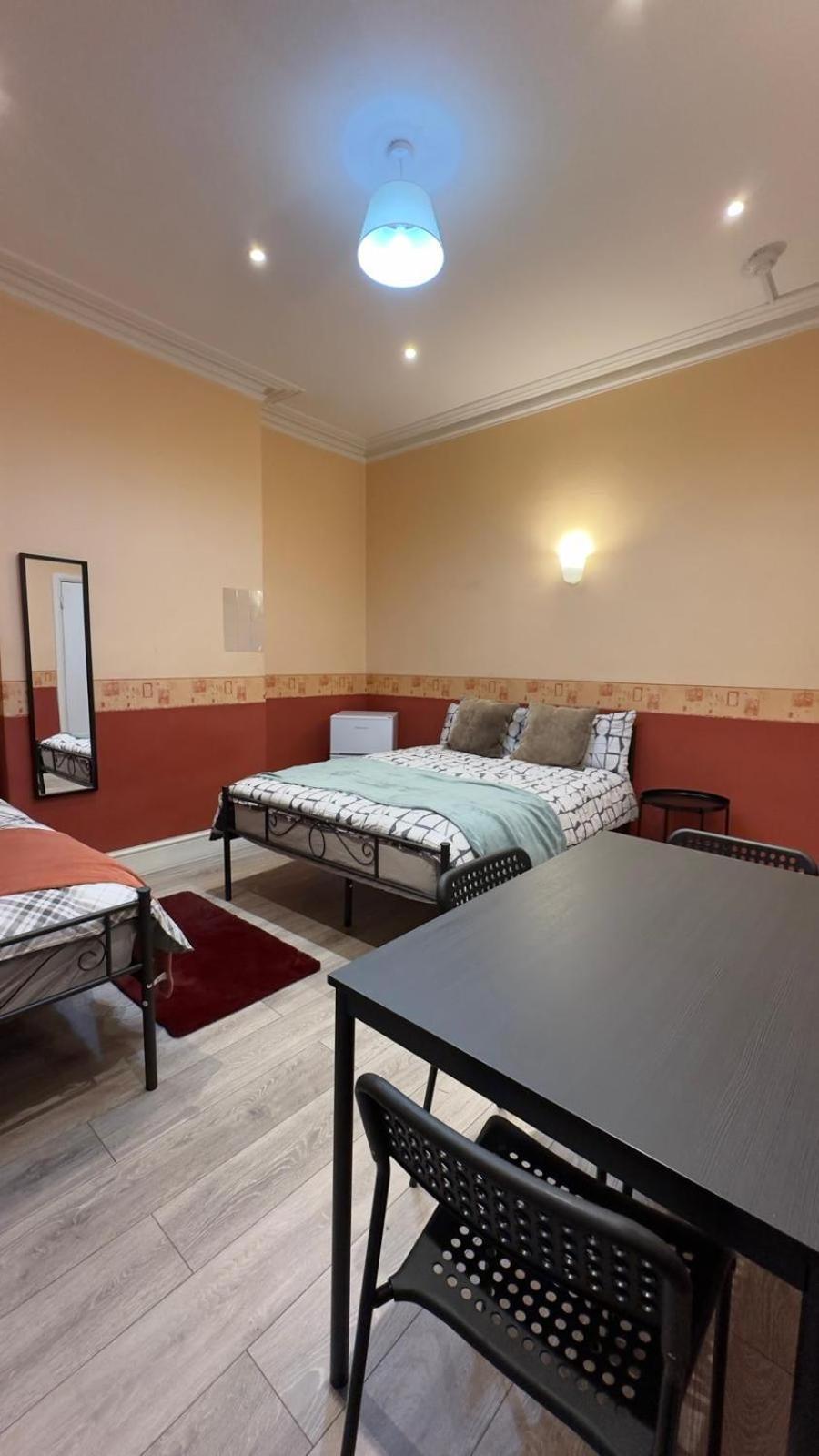 25 Minutes To Central London Rooms 35 외부 사진